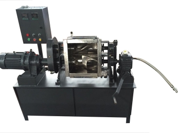 檢查出廠前的實驗型捏合機(jī)